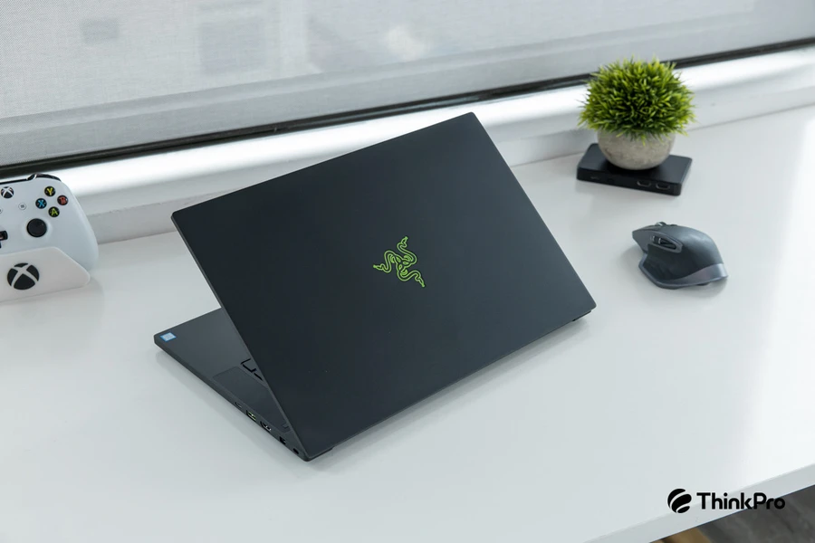 Razer Blade 15 Advance sang trọng, tinh tế với thiết kế vuông vắn, vỏ nhôm nguyên khối.