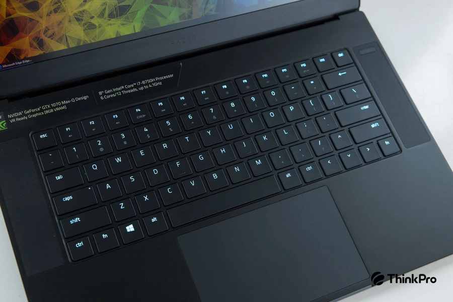 Bàn phím và touchpad Razer Blade 15 Advanced với đèn RGB và bề mặt kính mịn