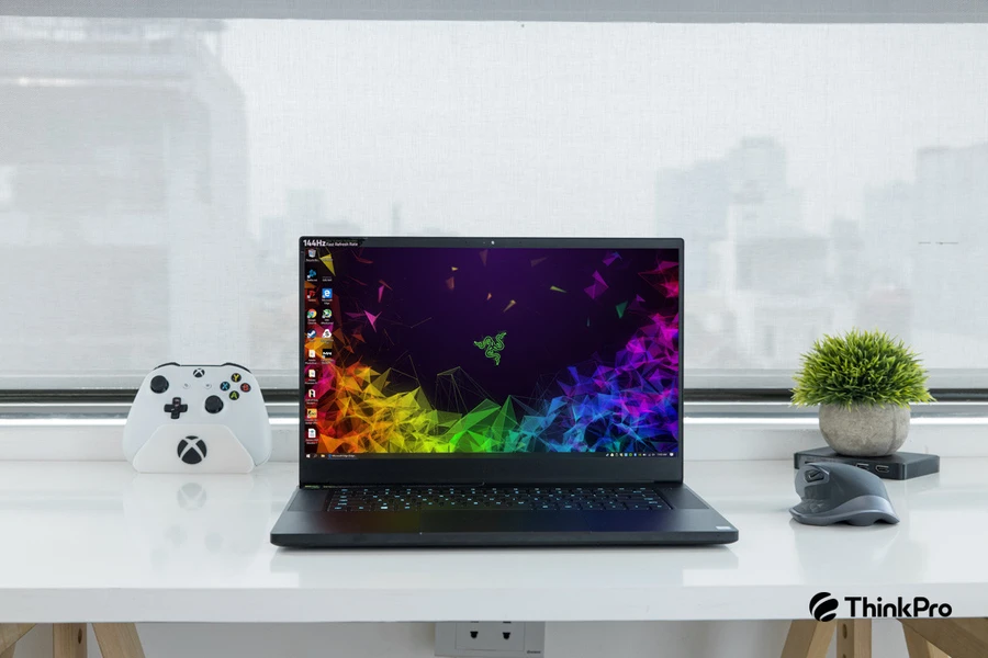 Razer Blade 15 Advance với vi xử lý Intel Core i7, 16GB RAM, 512GB SSD và đồ họa Nvidia GTX 1060.