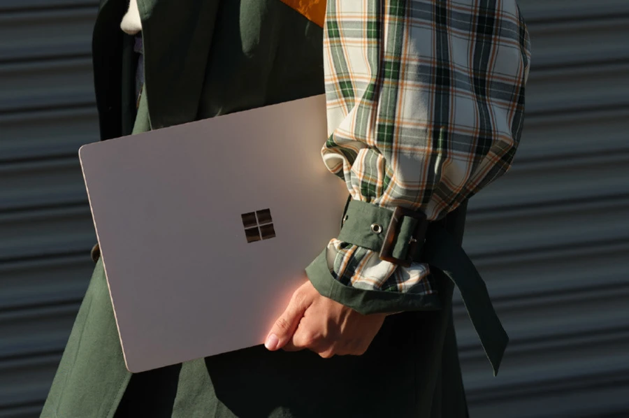 Surface Pro 9 với bàn phím Type Cover màu xanh lá cây.