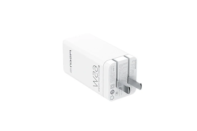 Sạc Pisen Pro GaN 65W cắm vào ổ điện, có 2 cổng USB-C và USB-A.