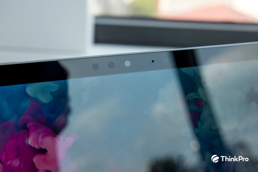 Surface Pro 6 với camera trước 8MP chụp ảnh sắc nét, chế độ Pro và khả năng chụp Macro ấn tượng.