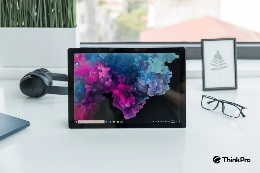 Surface Pro 6 hiển thị sắc nét với màn hình 2K, 100% sRGB, hoàn hảo cho đồ họa và giải trí.