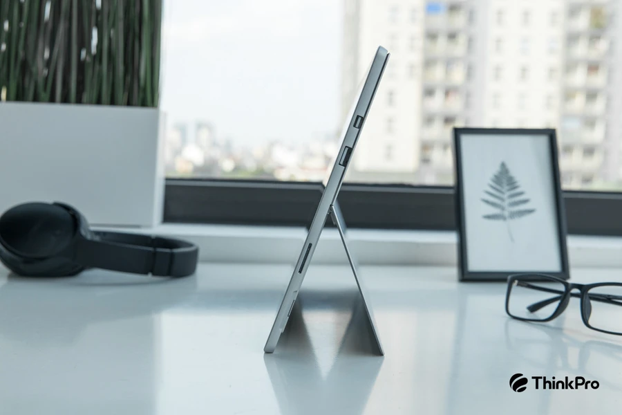 Surface Pro 6 với loa tích hợp trên màn hình và nhiều cổng kết nối