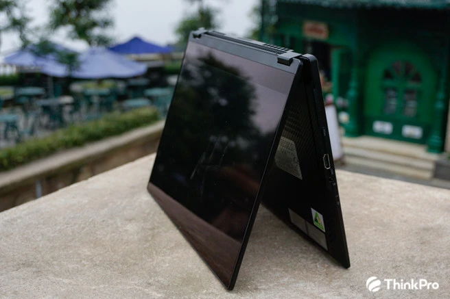 ThinkBook Flow X13 với bút stylus trên Bà Nà