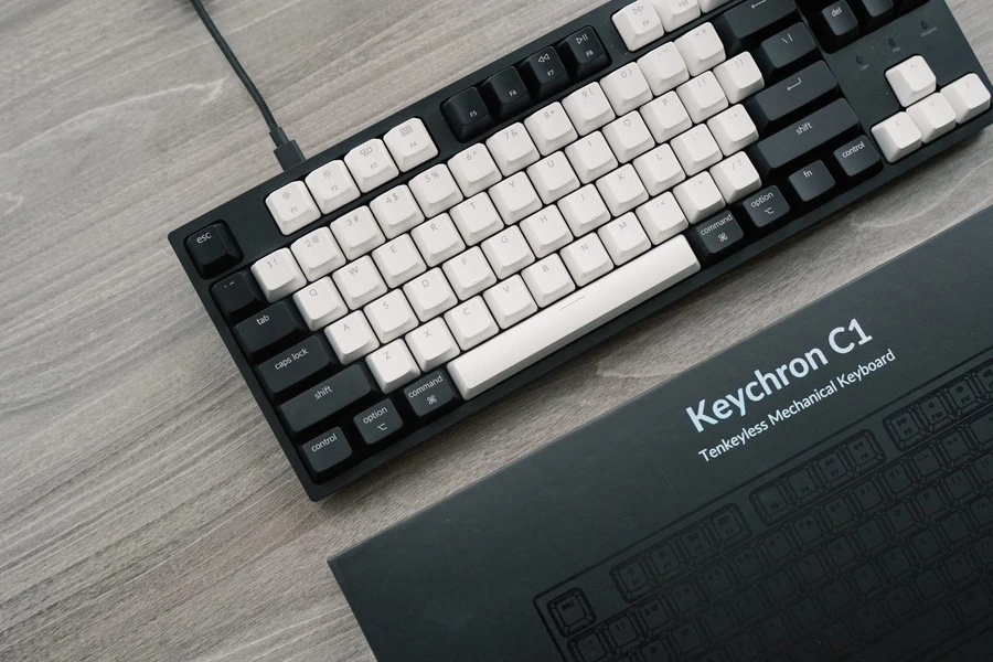 Bàn phím cơ Keychron C1 với keycap ABS phủ nhám và switch nhà làm