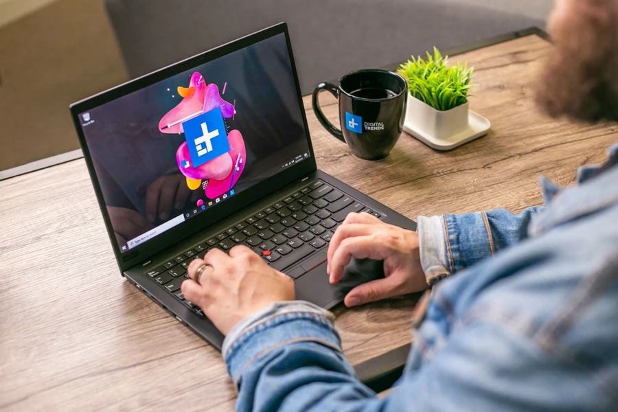 Với kích thước 14 inch, ThinkPad X1 Carbon Gen 7 khá phù hợp cho nhu cầu làm việc và giải trí của người dùng