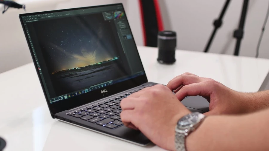 Dell XPS 13 9370 thanh lịch, màn hình cảm ứng, phù hợp sinh viên kinh tế.