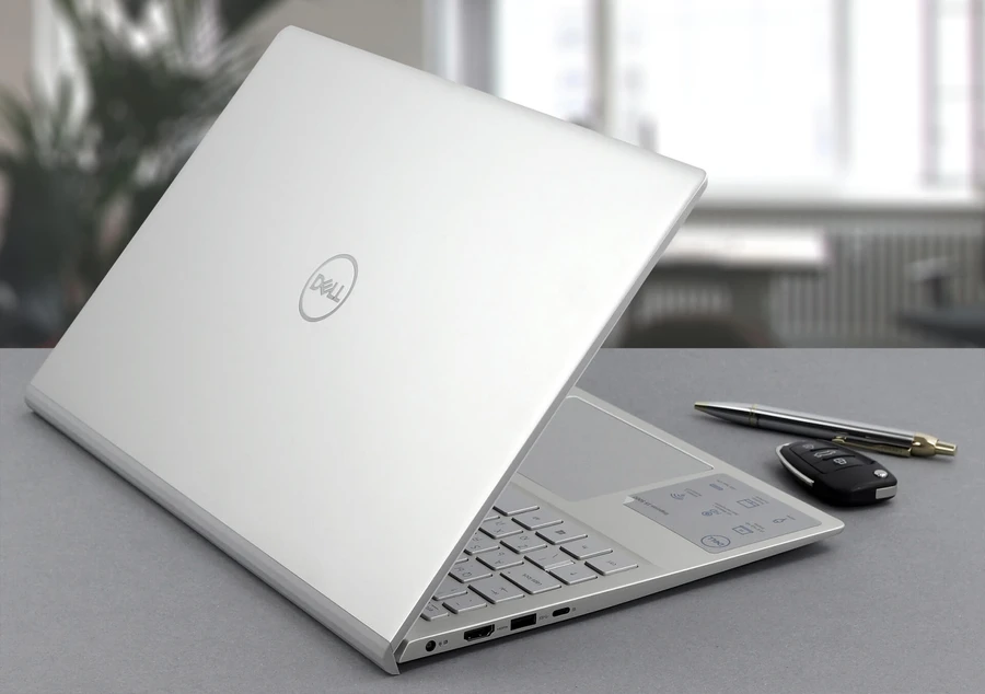 Dell Inspiron 15 5502 màu trắng, thiết kế hiện đại, hiệu năng mạnh mẽ cho học tập, làm việc và giải trí.