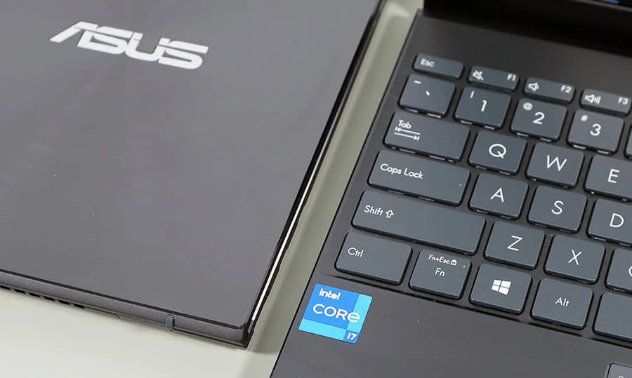 ZenBook 14 UX425 với bản lề Ergo-lift, màn hình rộng, bàn phím thoải mái, cấu hình Intel Core i5 mạnh mẽ.