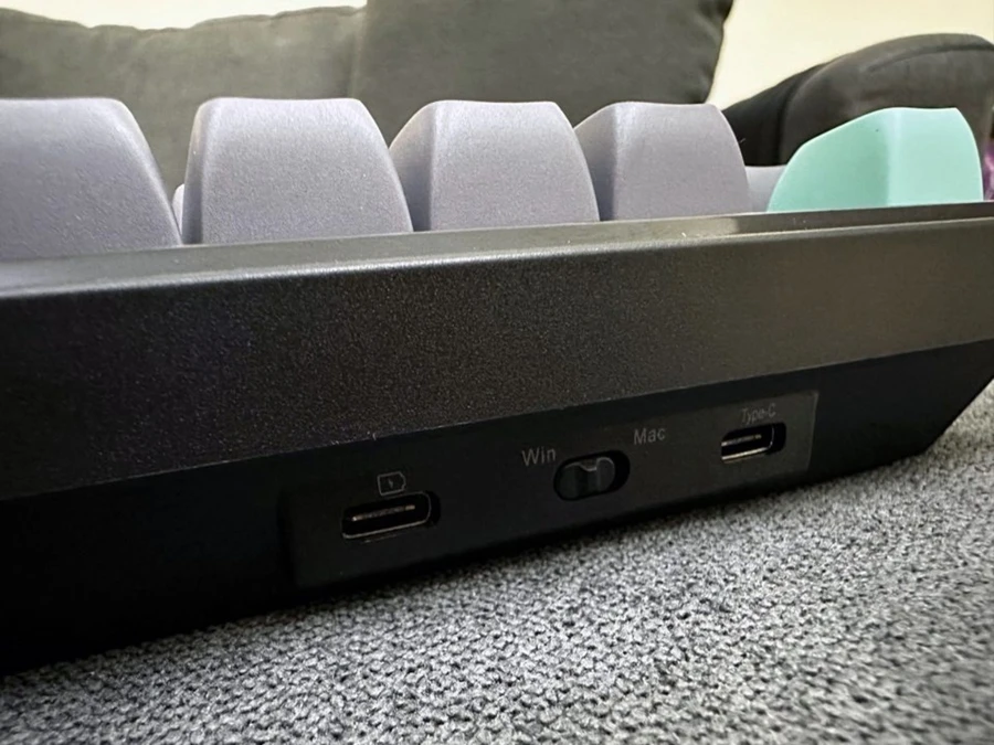 Sự đặc biệt của thiết kế tiếp tục với các cổng I/O có sẵn