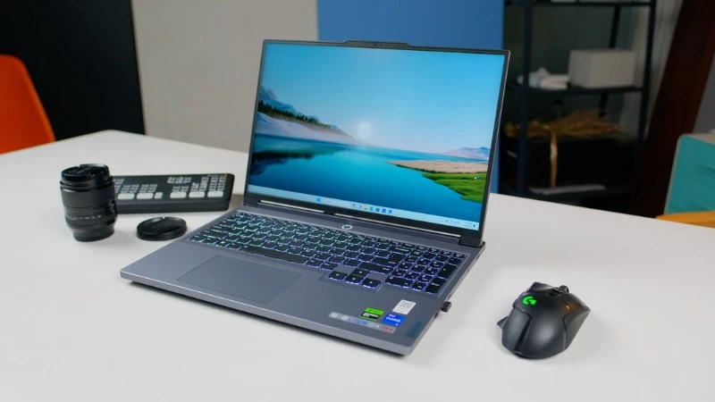 Touchpad được làm với chất liệu nhựa cùng diện tích to, cho không gian sử dụng rộng rãi