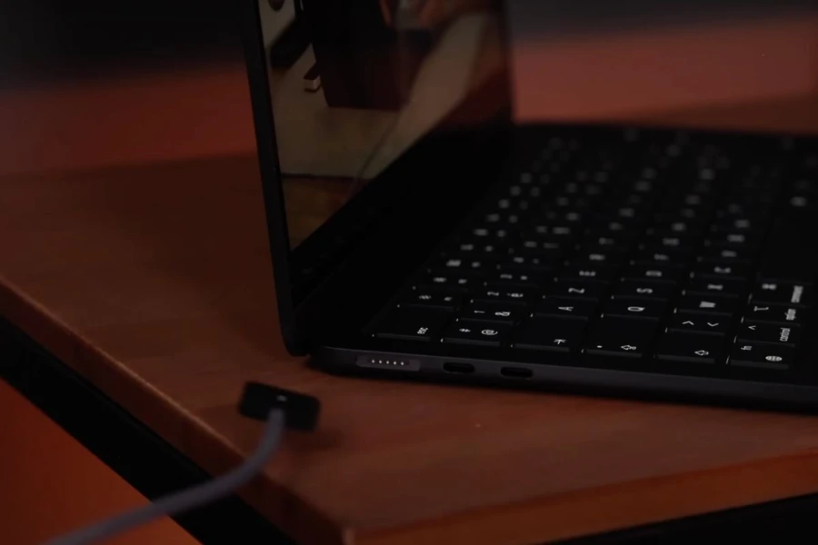 Cổng kết nối trên MacBook Air 2023 có phần hạn chế