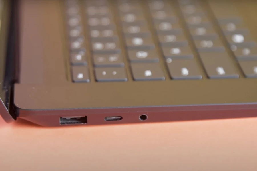 Đánh giá về cổng kết nối trên Microsoft Surface Laptop 4 15