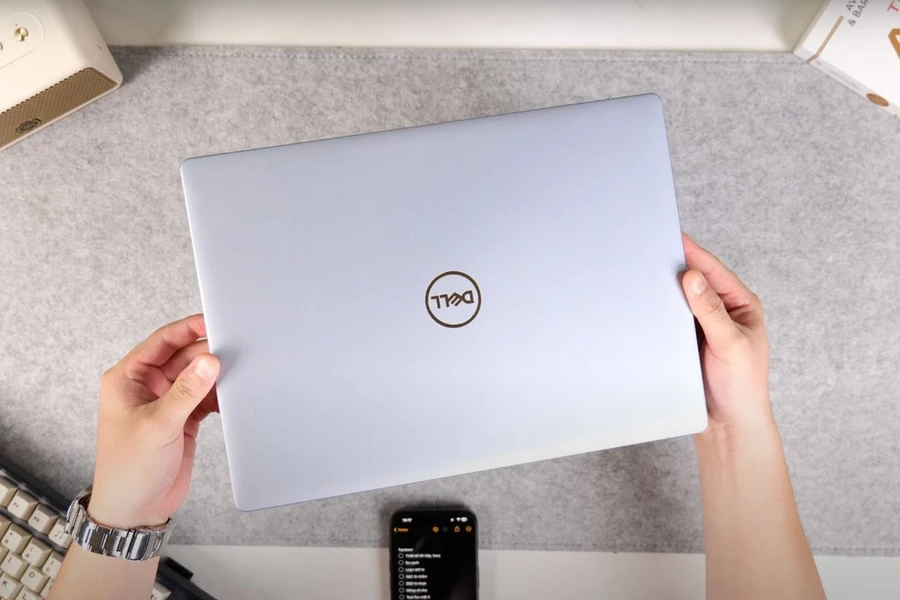 Dell Inspiron 14 5445 có trọng lượng 1.56kg