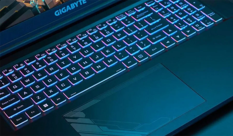 Bàn phím của laptop có độ nảy tương đối tốt và touchpad rộng rãi