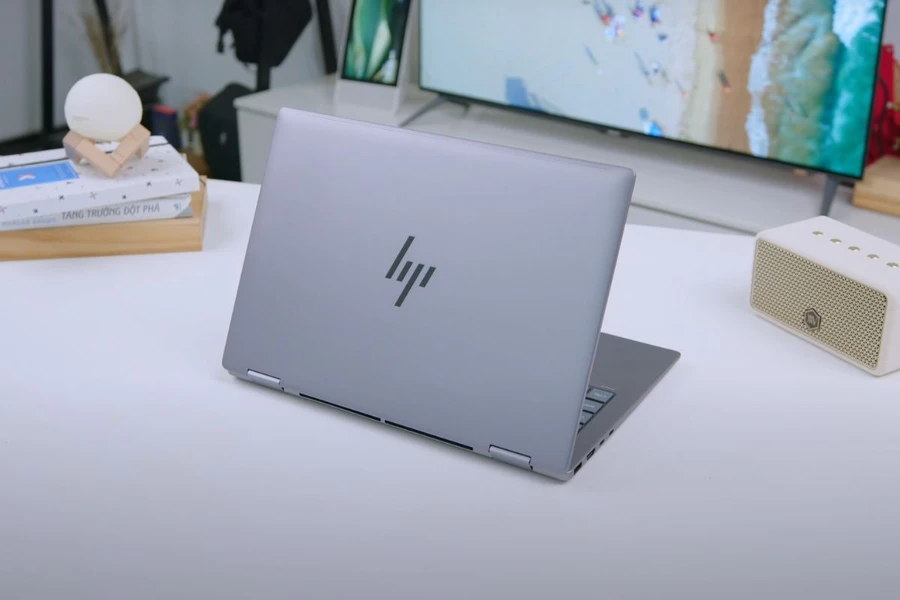 Chiếc laptop HP này nặng khoảng 1.8 kg