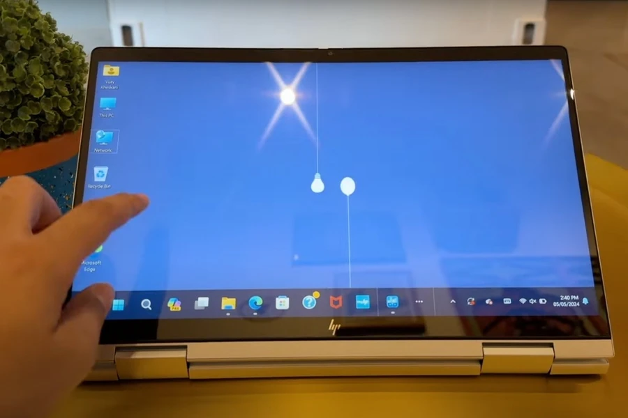 HP Envy 14 sở hữu màn hình cảm ứng đa điểm, độ phân giải 1920 x 1200 px cho chất lượng hiển thị sắc nét
