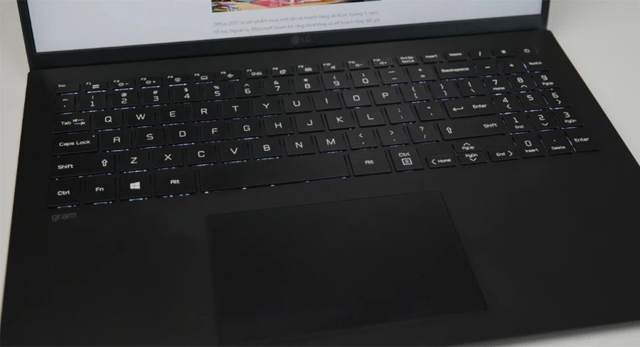 Bàn phím với TouchPad rộng rãi mang lại trải nghiệm tốt