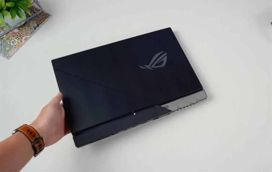 Trọng lượng máy khá nặng nếu so với các dòng laptop thông thường