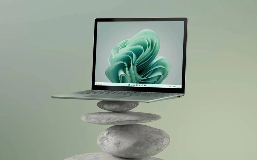 Với sự mỏng nhẹ cùng thời lượng pin bền bỉ, Microsoft Surface xứng đáng là người bạn đồng hàng đáng tin cậy đối với những người dùng ham mê di chuyển