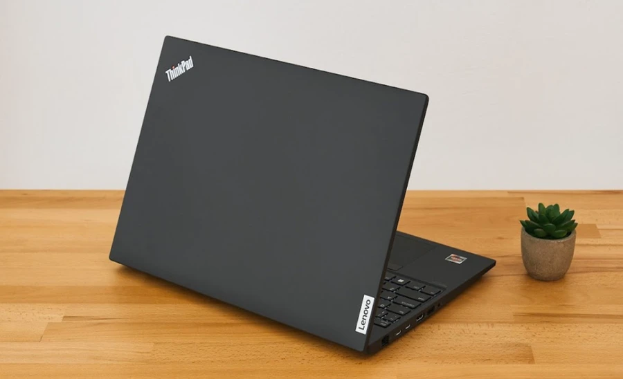 ThinkPad P16s Gen 1 ra mắt năm 2022 là thế hệ đầu tiên của dòng máy trạm di động 16 inch nhỏ gọn này