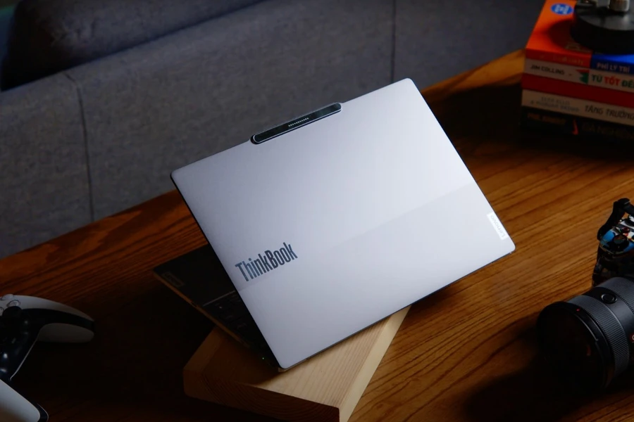 Lenovo ThinkBook X 2024 mang trong mình ngôn ngữ thiết kế tối giản và vô cùng lịch lãm