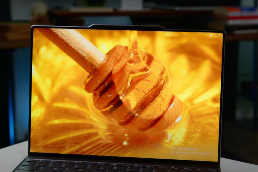 Lenovo ThinkBook X còn có độ sáng tối đa đạt 500 nits