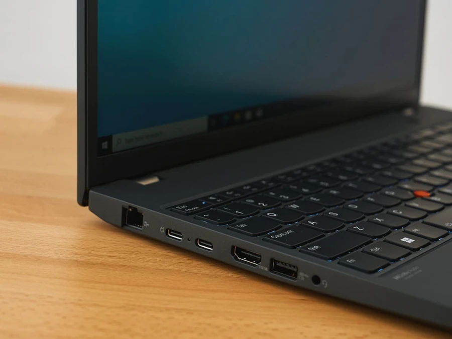 Lenovo ThinkPad P16s các cổng kết nối còn chưa thực sự được nhiều 