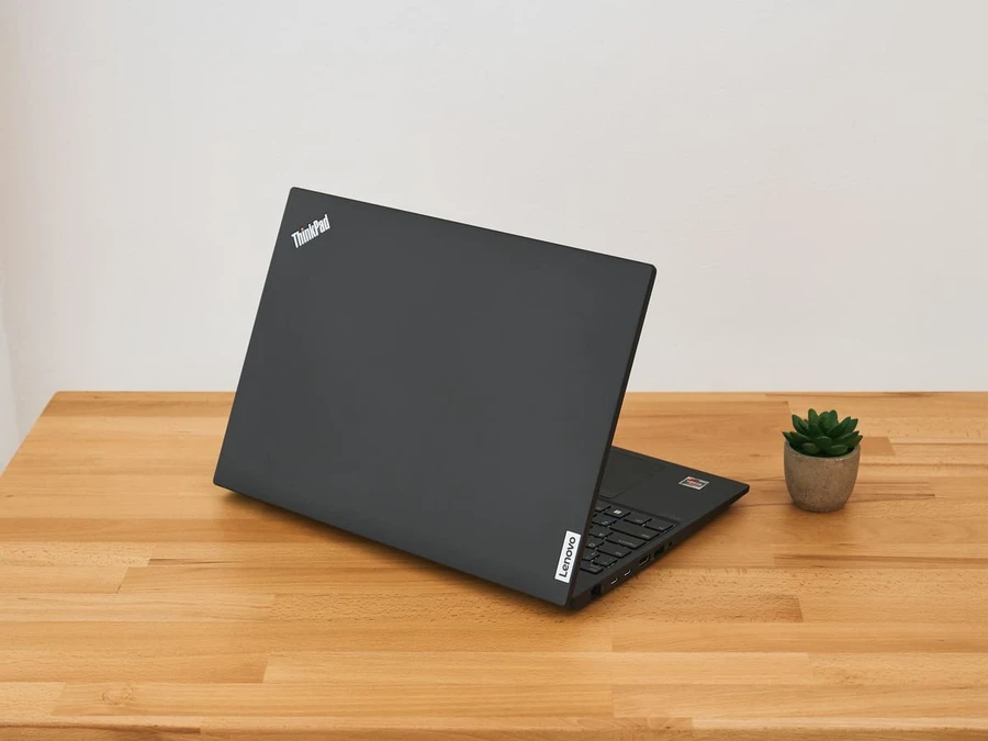 ThinkPad T16s có vẻ ngoài tương tự như các “bậc tiền bối” của nó 