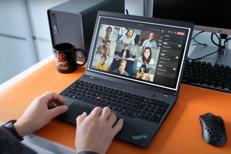 Lenovo ThinkPad T16 Gen 2 có độ sáng khoảng 300 nits và độ phủ màu đạt 65% sRGB