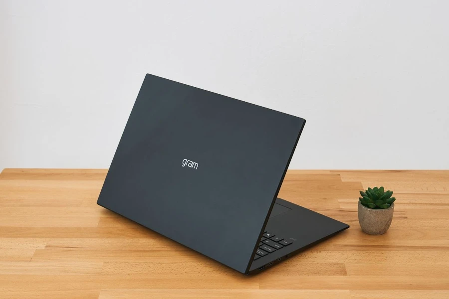 LG Gram 16 2024 sở hữu thiết kế mỏng nhẹ nhưng vô cùng bền bỉ, đạt chuẩn độ bền quân đội Mỹ