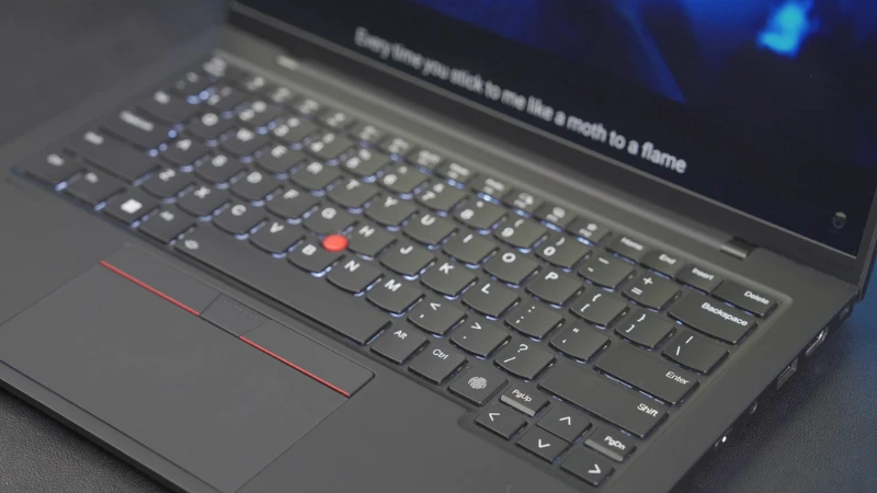 Bàn phím sở hữu Trackpoint đỏ đặc trưng