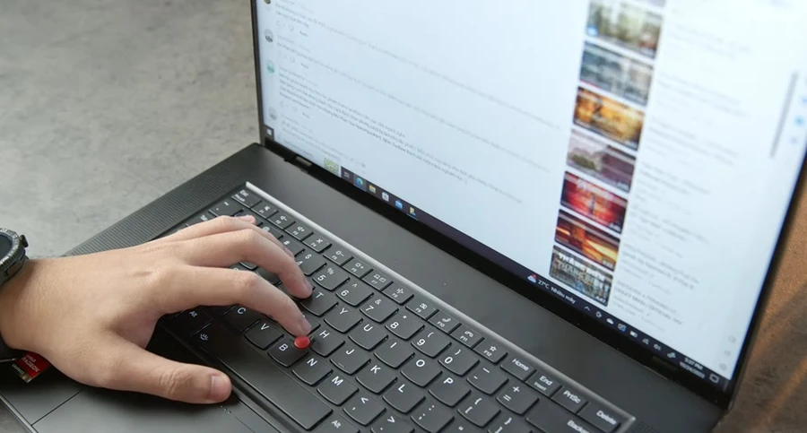 Nút TrackPoint đỏ