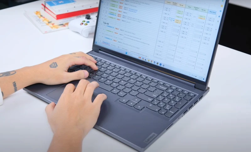 Trải nghiệm bàn phím và touchpad