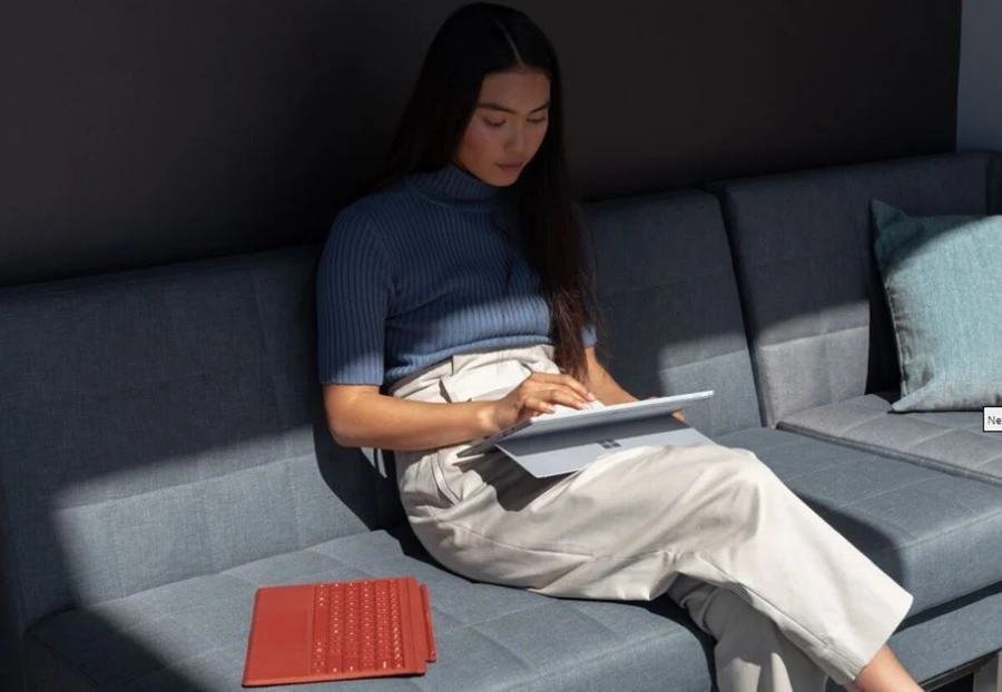 Bàn phím Type Cover trên Surface Pro 7 có thể tách rời linh hoạt 