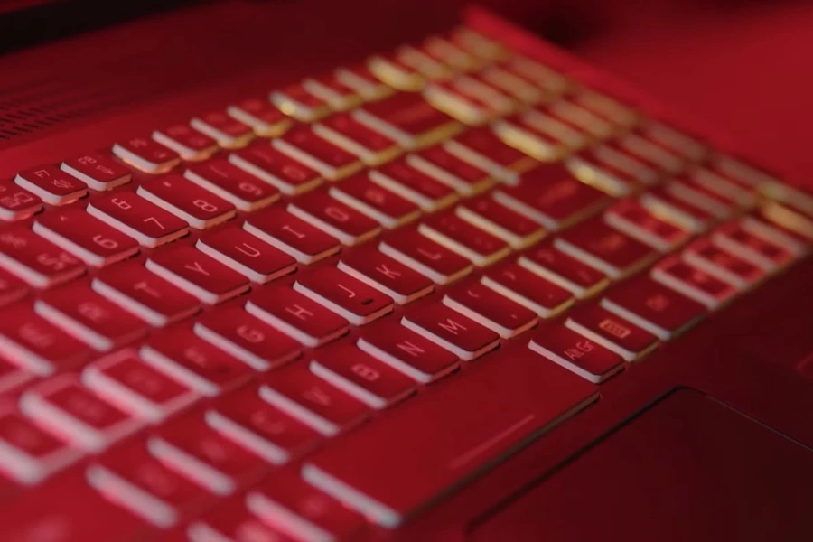 Bàn phím của Acer Nitro 5 Tiger có hành trình phím khá sâu, độ nảy ổn, cảm giác gõ chắc chắn