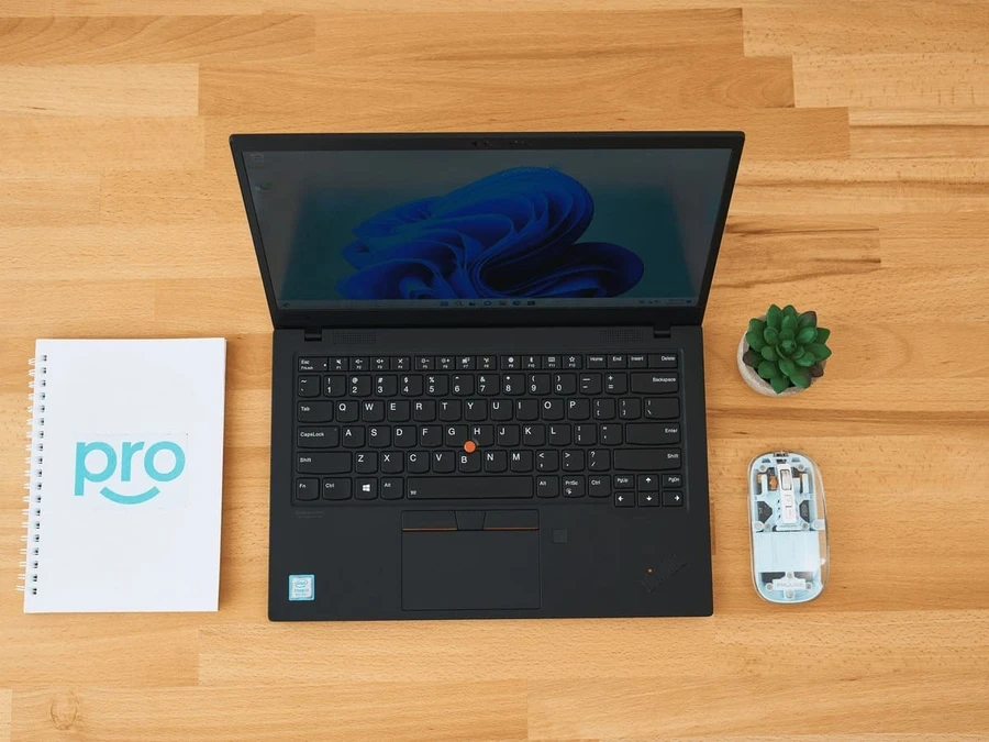 ThinkPad X1 Carbon Gen 7 được trang bị màn hình Full HD ở tùy chọn cơ bản