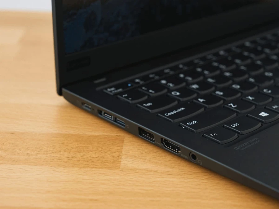 Bên trái X1 Carbon Gen 7 trang bị Thunderbolt 3, RJ-45, cổng USB 3.1 Type A, HDMI 1.4 và giắc cắm kết hợp tai nghe / mic.