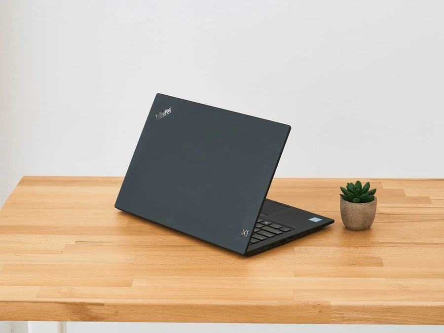 ThinkPad X1 Carbon Gen 7 không có thay đổi nhiều về thiết kế so với thế hệ tiền nhiệm