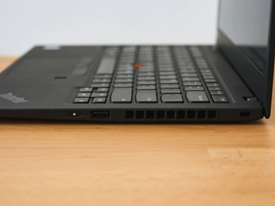 Bên phải của X1 Carbon trang bị cổng USB 3.1 Type A và khóa Kensington.