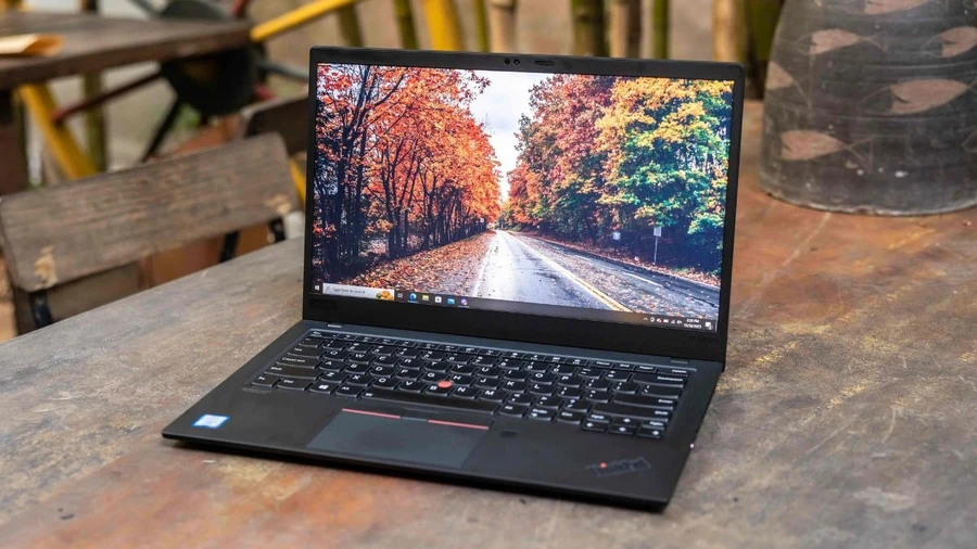 Lớp vỏ hợp kim của ThinkPad X1 Carbon Gen 7 vẫn tỏ ra cực kỳ chắc chắn