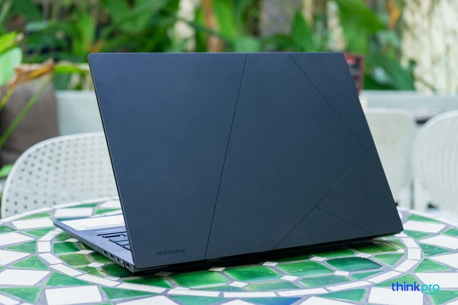 So với các thế hệ trước thì Zenbook 14X OLED 2023 cứng cáp hơn rất nhiều