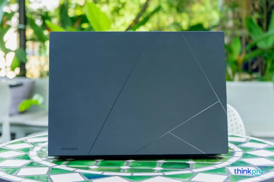 Góc trái là dòng chữ ASUS Zenbook thanh mảnh, tạo nên thiết kế tổng thể đẹp mắt.