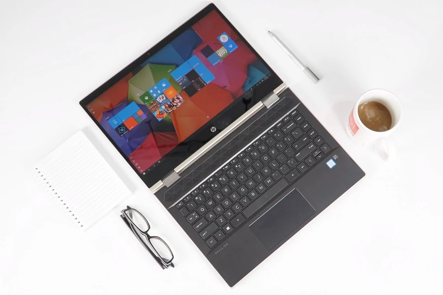 HP Pavilion x360 trông khá gọn nhẹ, phù hợp với những người dùng thường xuyên di chuyển