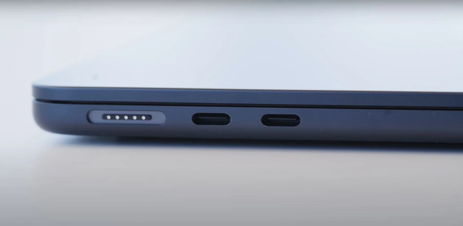 MacBook Air M2 có đủ các cổng kết nối cần thiết