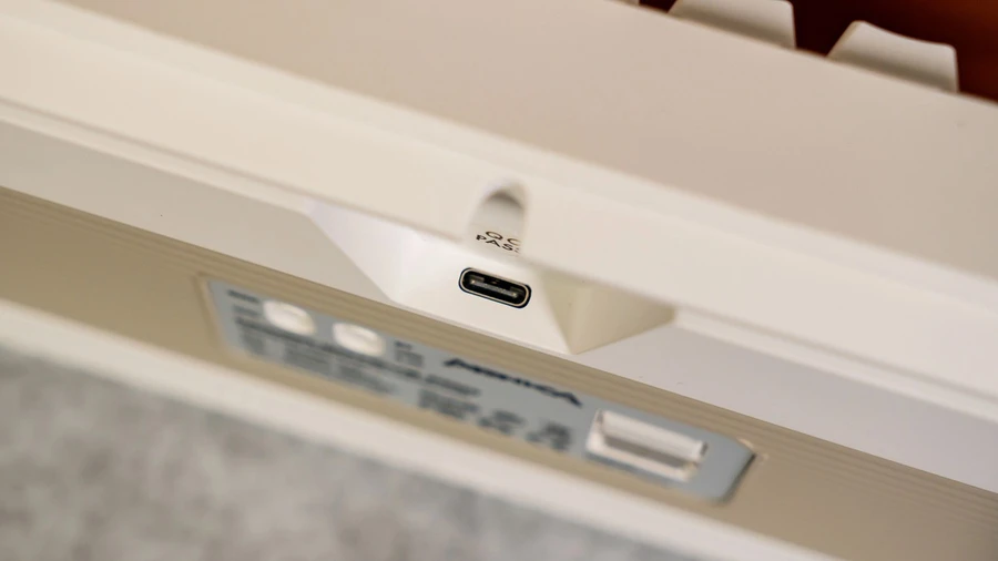 Cổng USB-C của Monka 3075 v2 Pro được làm lõm sâu vào bên trong