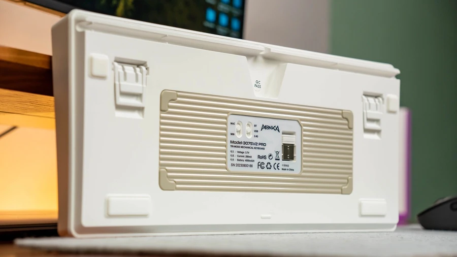 Mặt đáy sản phẩm sẽ là nơi tập trung các công tắc chuyển đổi