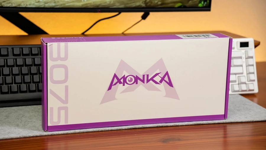 Về phần đóng hộp, Monka 3075 v2 Pro sẽ ở trong một chiếc hộp phối màu Tím - Trắng