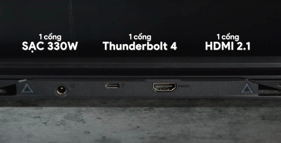 Các cổng như Thunderbolt 4 USB-C, HDMI và cổng sạc được đặt ngay phía dưới cạnh sau của laptop